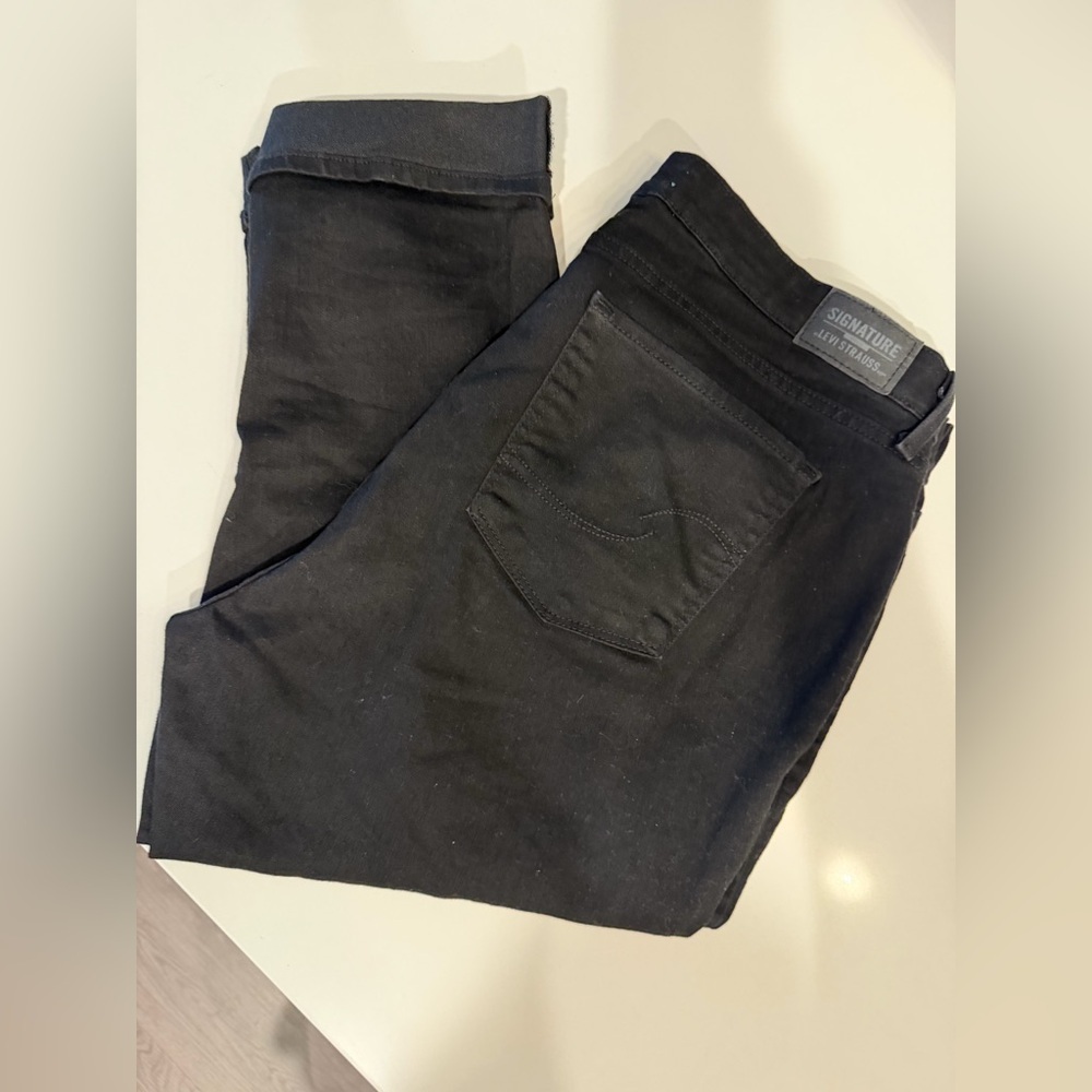 Women’s Signature by Levi Strauss Mid-Rise Capri Pants size 18